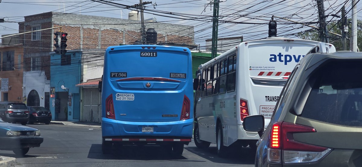 Fabveg87's tweet photo. @AMEQueretaro cómo ven a este conductor?, abarcando el carril del otro sentido en el semáforo de ejido y san roque y encima de todo, se pasó el alto, arriesgando vidas ajenas. Poner más atención con sus conductores. https://t.co/lcygETLIFa