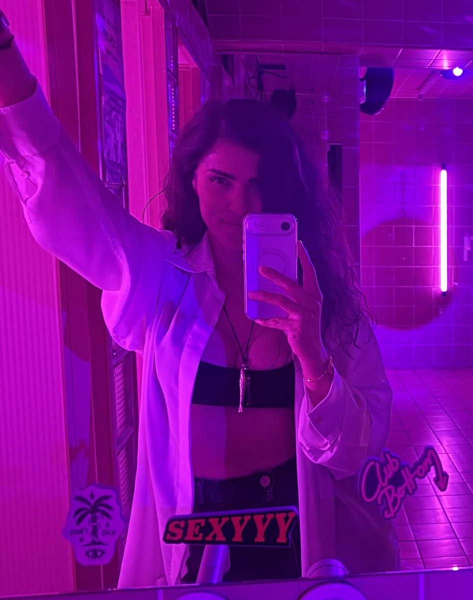 V4Vanessa's tweet photo. life through rose-coloured glasses🩷 https://t.co/x2NOYQe3X2