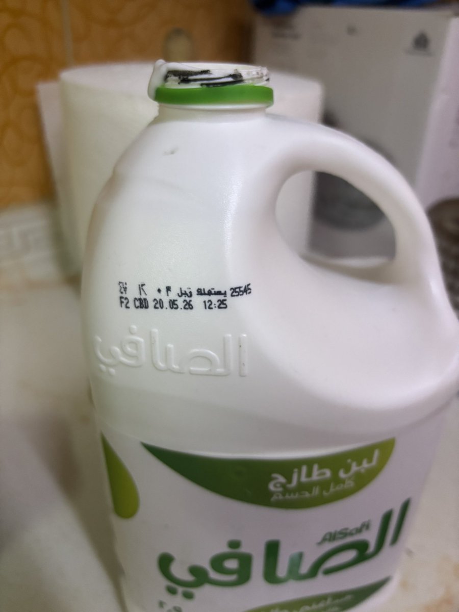 v133ii's tweet photo. @alsafiarabia اليوم العصر تاريخ 18 may اشتريت لبن الصافي وطلع متعفن باللون الاسرد والاخضر وخربان طعمه !! https://t.co/DvCHt54Qc5