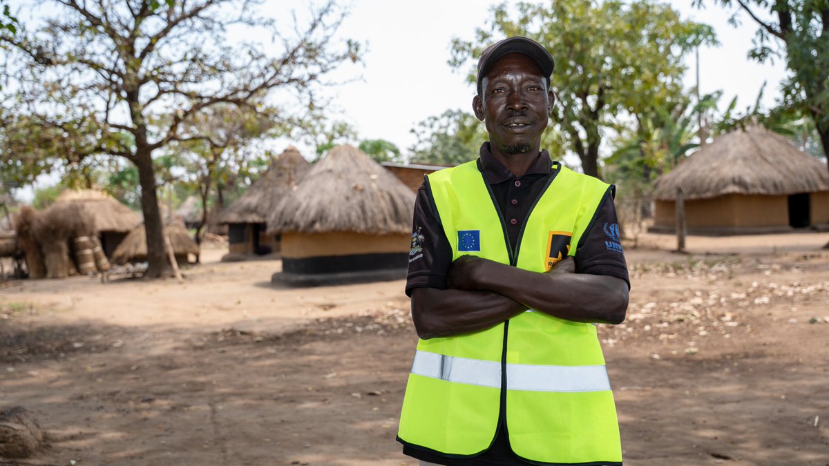 RESCUE_EU's tweet photo. Martin came to Uganda as a refugee from South Sudan.

Today, he is a community health volunteer who knocked on doors to contain a measles outbreak, reaching over 1,000 of his neighbours.  

Learn more about this @eu_echo funded programme: https://t.co/Et1Hm5fGls https://t.co/FiHXNGuu6s