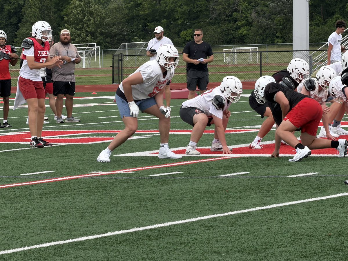 mblackwell's tweet photo. Stopped by Fort Gibson to see #Sooners 5-star OT commit @CooperHackett65 going through spring practice. https://t.co/SW5O5OhnFg