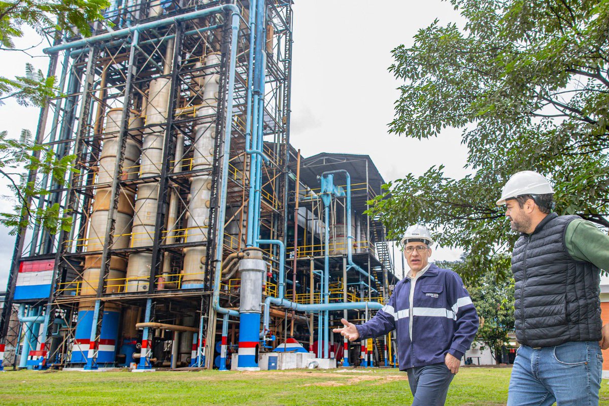 Petropargov's tweet photo. 🚜🌱 ¡Todo listo en Mauricio José Troche!🇵🇾

El presidente de Petropar, @williamwilkapy , junto al gerente de Planta, Eder Villagra, recorrieron y verificaron los últimos detalles de puesta a punto de la Alcoholera para dar inicio oficial a la Zafra 2026 🏭 https://t.co/ATSZQHfwK1