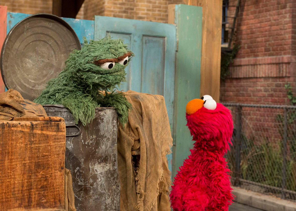 sesamejapan's tweet photo. エルモ、一緒に遊ぼうだなんて思ってない🙂‍↔️✋
オスカーのお顔、見にきただけだよ。

#エルモ
#静かな友情 https://t.co/aW13C4plFt