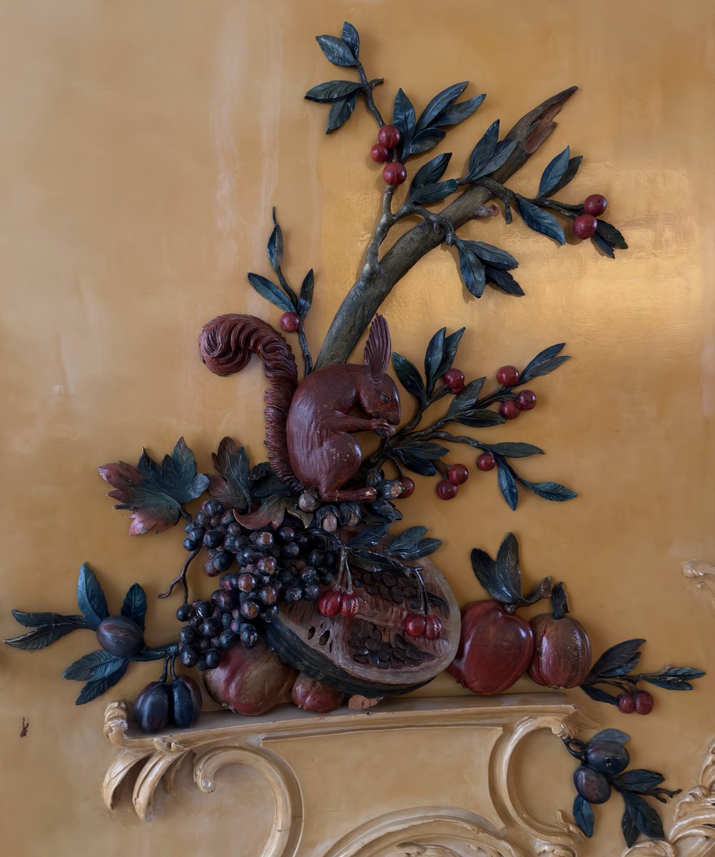 kimashnf's tweet photo. took a day trip to Potsdam and saw this cute squirrel at Sanssouci palace. Instantly reminded me of @neuralframes https://t.co/0abC2ERLrG