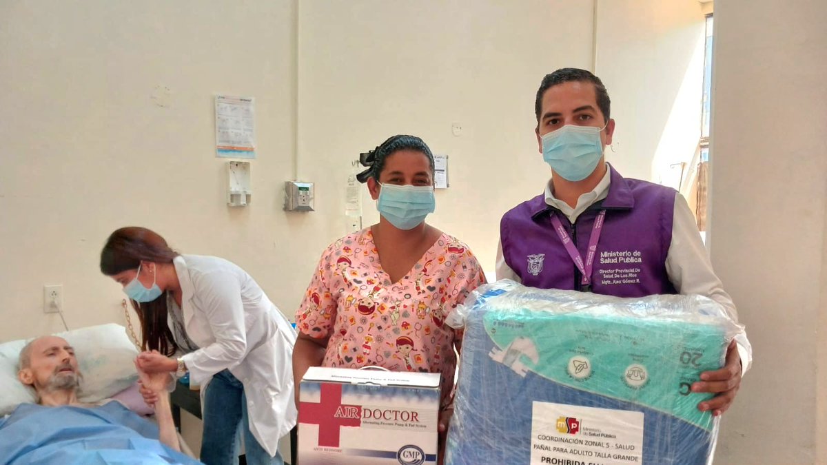 DPS_LosRios's tweet photo. #Babahoyo | El director provincial de @Salud_Ec de #LosRíos, Alex Gómez, visita paciente extranjero en el Hospital General Martín Icaza, donde fue trasladado en articulación con @DHumanoEc, tras permanecer en estado de abandono. Recibe valoración permanente y ayudas técnicas. https://t.co/0Xr0512t8E