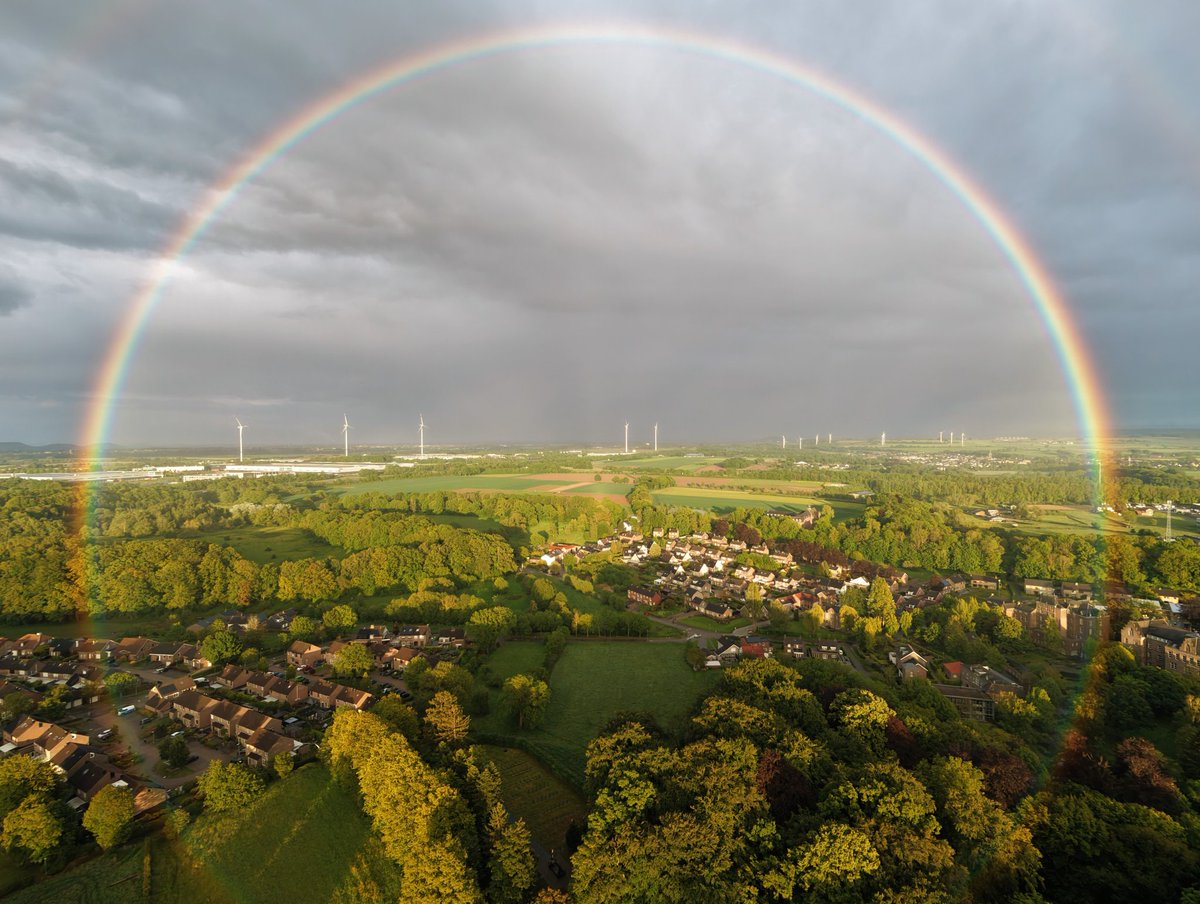 PietBerger's tweet photo. Het moment dat je eigenlijk net iets meer groothoek nodig hebt om een foto te maken van de #regenboog, uuuh.... cirkel 😅

Prachtig, wat je met dit #weer, landschap, #zon en een paar #buien te zien kan krijgen. https://t.co/Me6tg2KXYd