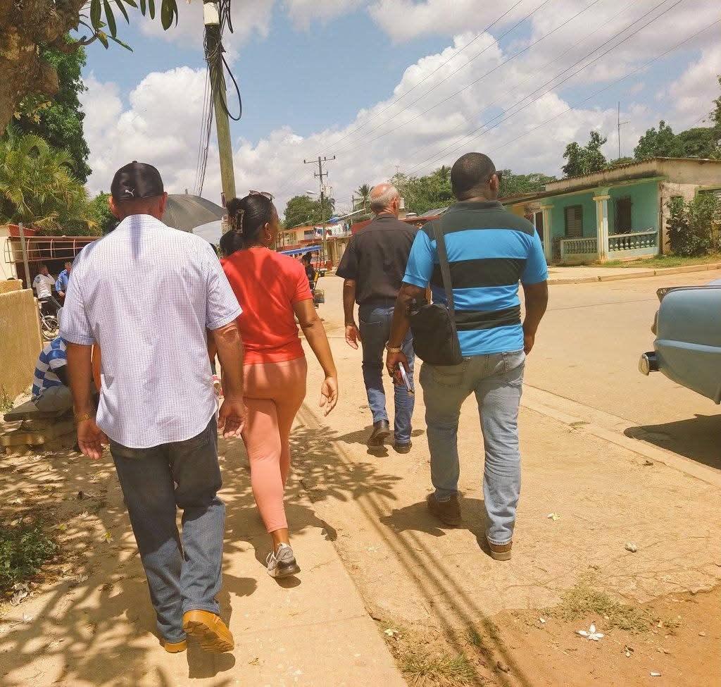 CaridadPoey's tweet photo. Acompañar, ayudar y enseñar es el objetivo del día de hoy en la visita integral al municipio de Limonar y #Perico la cuál presidimos. 

Desde la llegada al territorio se realiza un recorrido del equipo del Gobierno Provincial del Poder Popular #PoderPopular #MatancerosEnVictoria https://t.co/RJrUU6JMFi