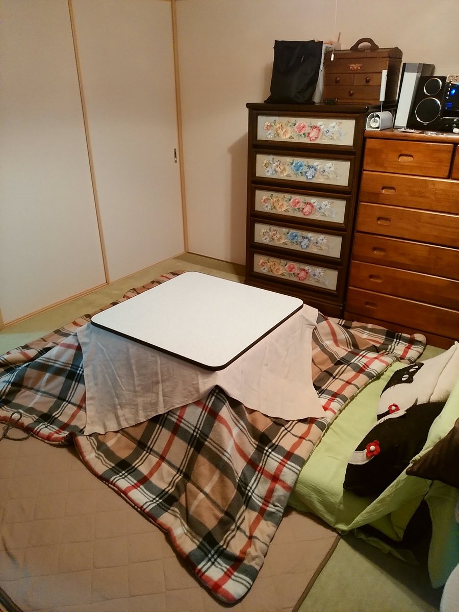 20年使ってたこたつと今日さよならする。もう床に座るのきつくてほぼ