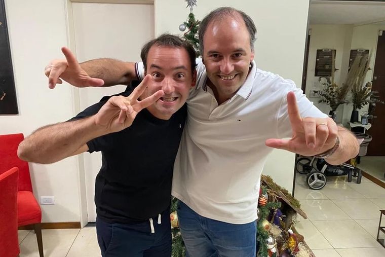mdzol's tweet photo. EL ABOGADO DEL HERMANO DE MANUEL ADORNI SEÑALÓ QUE HUBO "UNA OMISIÓN EN LA DECLARACIÓN JURADA"

🔴 Marcelo Peña, el abogado defensor del legislador provincial Francisco Adorni (La Libertad Avanza), deslizó la estrategia judicial para defender al hermano del jefe de Gabinete, frente a la denuncia de Marcela Pagano, diputada eyectada del oficialismo. El letrado habló de una "omisión en la declaración jurada".

⚖️ El fiscal federal Guillermo Marijuan abrió la investigación a partir de la presentación de Pagano contra el diputado bonaerense, que fue funcionario del Ministerio de Defensa. La causa examina presuntas diferencias en sus declaraciones juradas entre 2023 y 2024.

https://t.co/gASAOcEQml