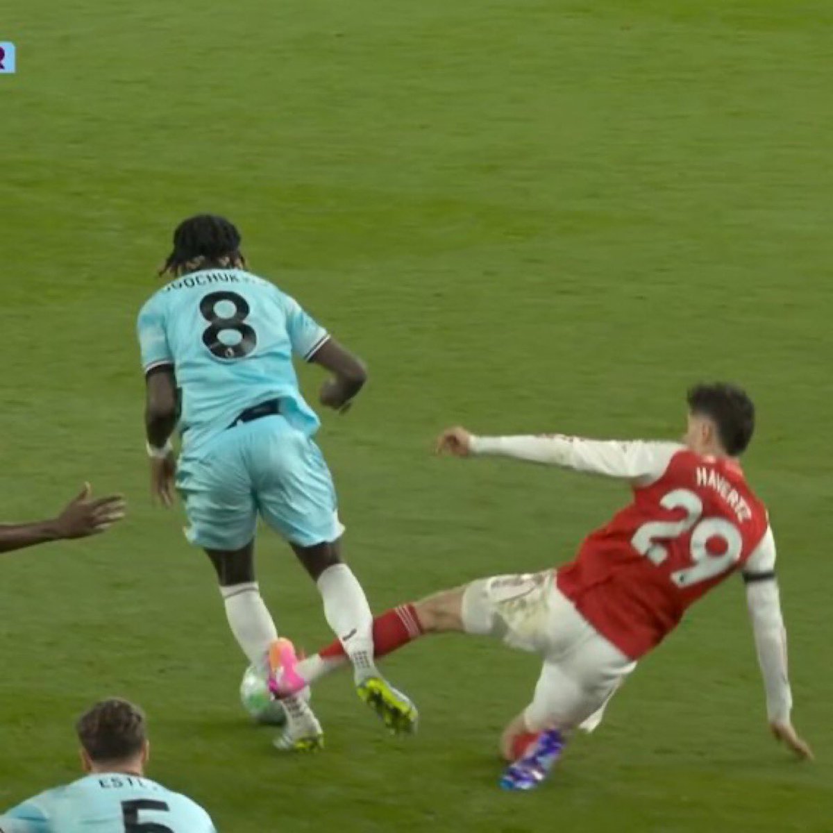 teotabasc0's tweet photo. No red card here, no red card for keane in the city match… yea its over… https://t.co/Hy162ylDxm