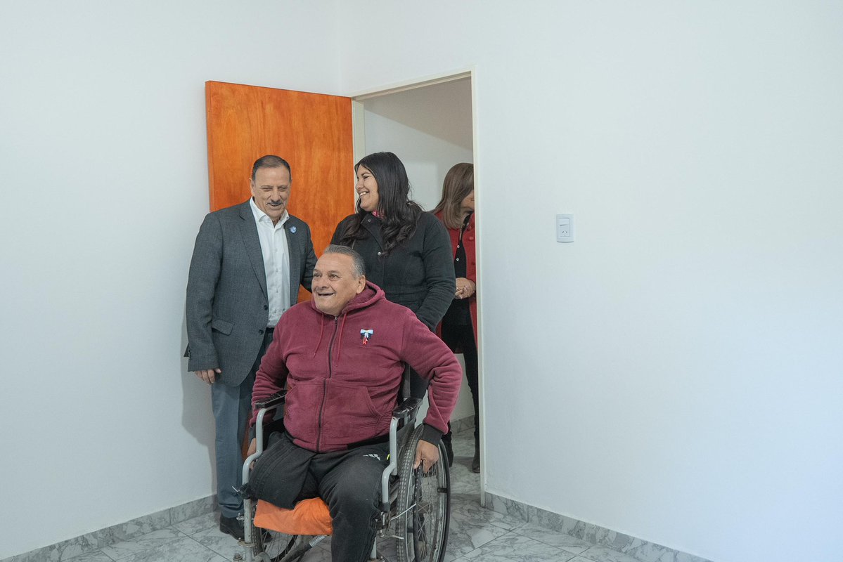 QuintelaRicardo's tweet photo. Seguimos recuperando hogares en Chamical.
Hoy Nicolás “Fity” Torres ya cuenta con una nueva vivienda adaptada a sus necesidades, después de que el temporal que golpeó al departamento tirara abajo su casa.
El Plan Angelelli continúa dando respuestas concretas a las familias riojanas.