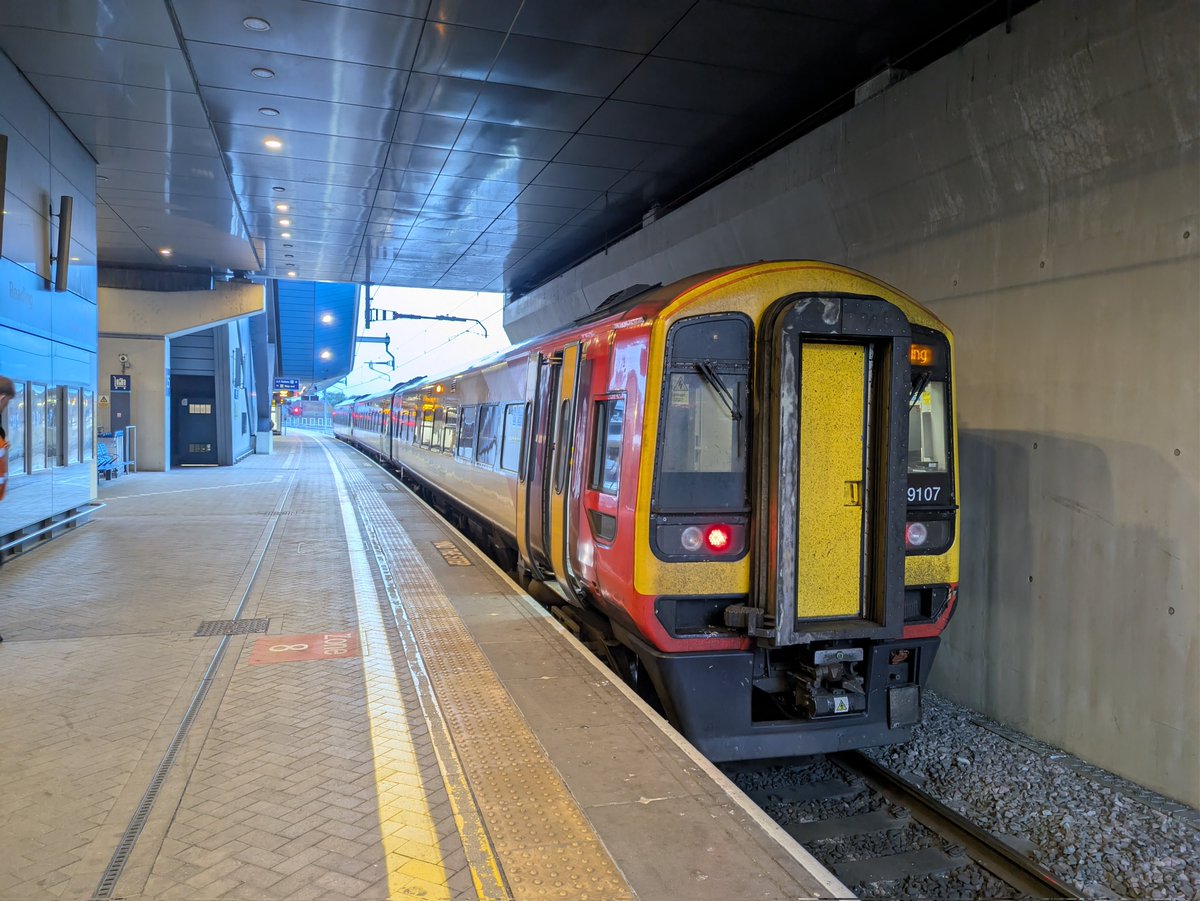 KiteExplores's tweet photo. After 4 days off, it's back to work with a trip to Reading on day 1 of 6 late shifts.  159107 on platform 15 at Reading with the view of Southcote Junction from the back cab. https://t.co/QdBdJx7pbH