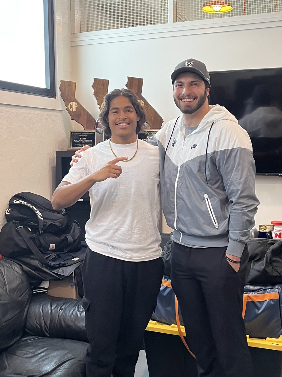 EliFaalogoifo71's tweet photo. Thank you coach @CoachMazotti for coming to stop bye @psuviksFB https://t.co/LWYUx1b7Ot