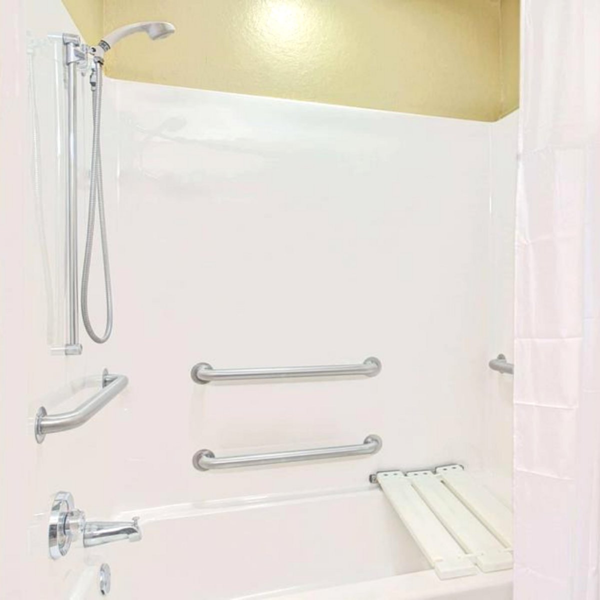 MicrotelBushnel's tweet photo. Travel with ease at Microtel Inn &amp; Suites Bushnell! Our accessible rooms feature hand-held shower wands, grab bars, and raised toilet seats to ensure a comfortable stay for everyone. Your "Real Florida" adventure starts here! ☀️🛌 https://t.co/kl02zQpY0f

#AccessibleTravel https://t.co/51xI8J3bcf