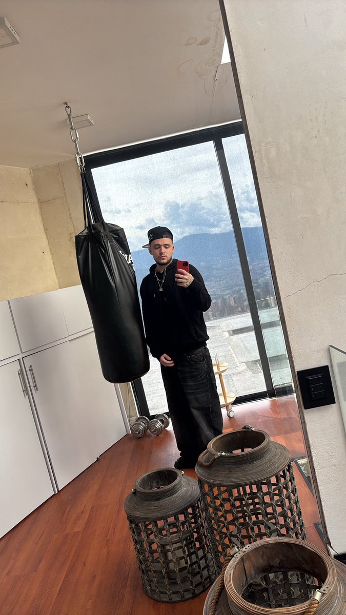 Rubbini10's tweet photo. Ella es más de Celine yo más de salir con los Brokos🪬🪬🪬”HZL” 🔜 La nueva favorita de tu mujer sale este Mes👍🏻 https://t.co/qWkMK31LWe