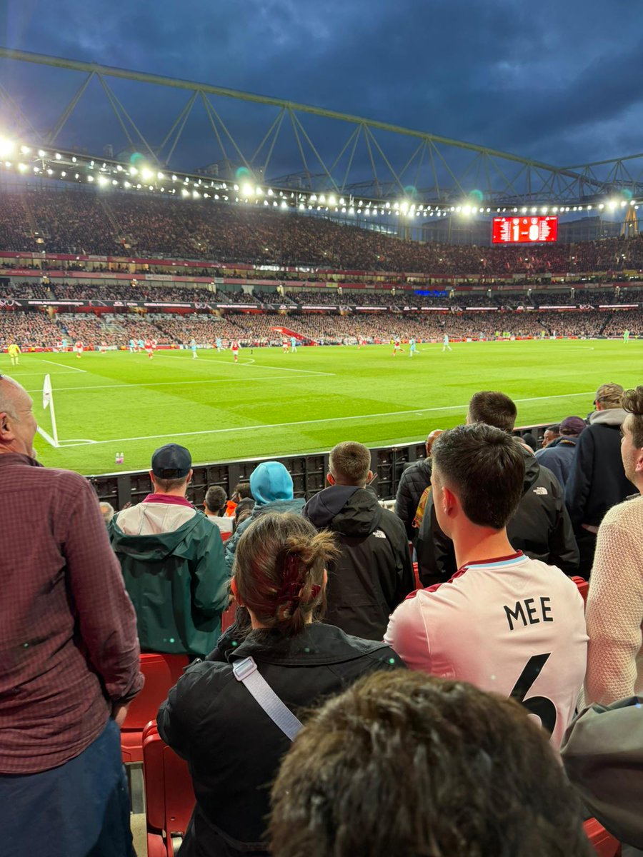BFSC12's tweet photo. Another defeat on the road, but a valiant effort in the capital!

The winner of the Barrie Oliver Man of The Match award for our Premier League match at @Arsenal was Axel Tuanzebe 🤝

Save travel home to all Clarets who made the trip 💜

#twitterclarets #utc #burnleyfc https://t.co/Nxd5JgVcqY