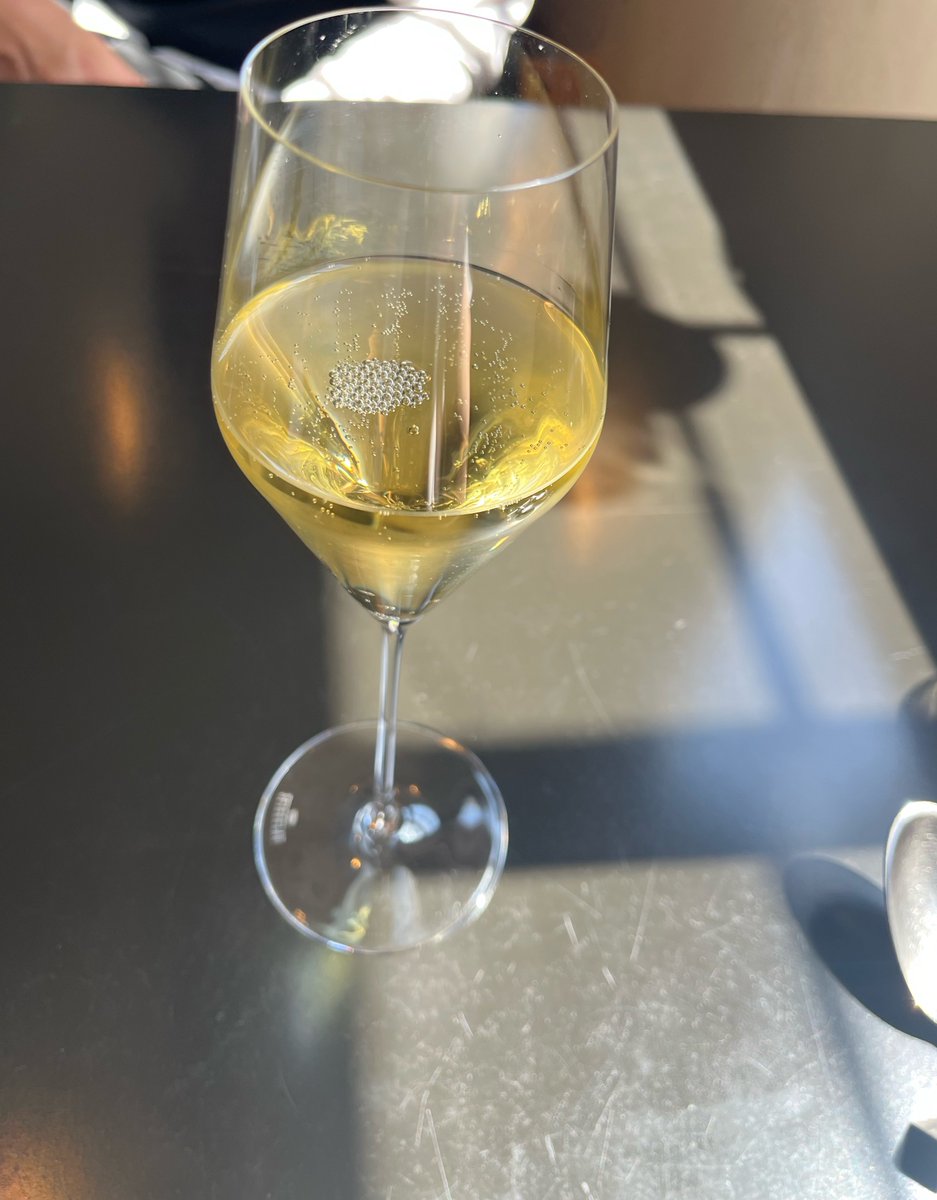 IzzyRenee28's tweet photo. 昨日は知人マスターと昼飲みの会。
立ち飲みで3杯飲んで、イタリアンランチでスパークリング飲み、その後また立ち飲み屋さんに戻ったあたりで、記憶あまりない。 https://t.co/UfmV4JCm5h