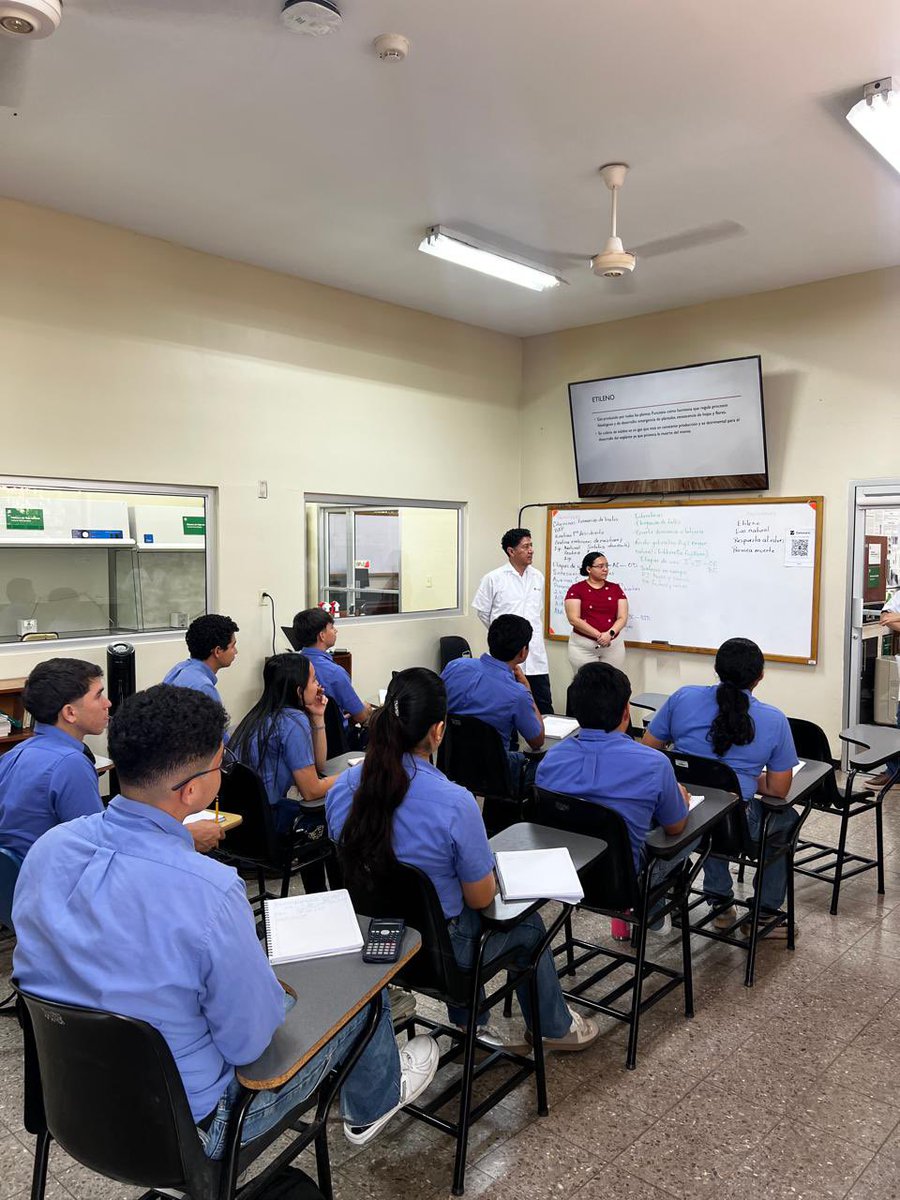 EmbajadaEcuHon's tweet photo. El Embajador Germán Ortega visitó el día de hoy la Universidad El Zamorano, donde estudian 190 estudiantes ecuatorianos. 🇪🇨 https://t.co/shDQzEL7J5