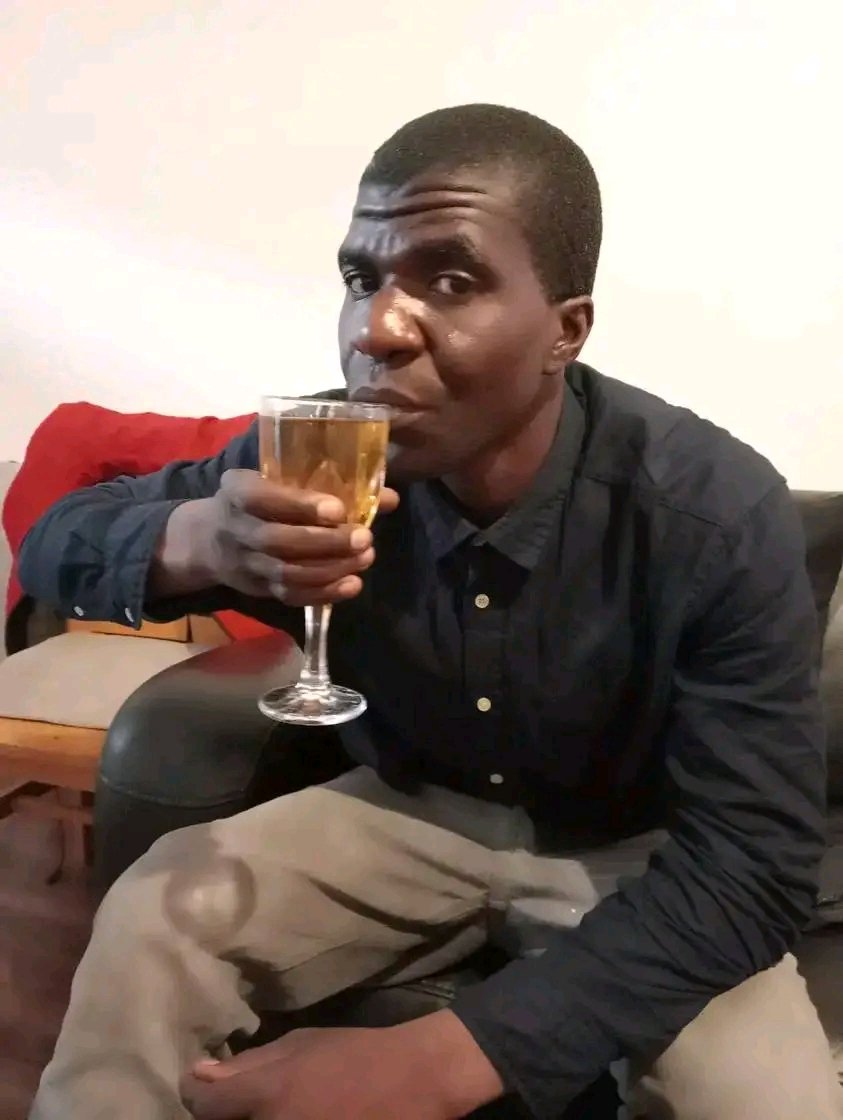 chancardmk4's tweet photo. #Urgent🚨 : #CONGOLAIS 🇨🇩

Bo fandi awa ?

Yves Sakila, un informaticien congolais vivant en Irlande, est décédé, le 17 mai 2026, après une intervention musclée survenue dans le centre-ville de Dublin.

Sur une vidéo qui circule sur la toile, on voit plusieurs agents maintenir Yves au sol pendant de longues minutes, malgré son état critique visible sous les regards des passants.

Selon les médias irlandais, Yves Sakila aurait été interpellé à la suite d’une affaire présumée de vol à l’étalage dans un magasin, avant qu’une v💜lente intervention ne conduise à son décès dans des circonstances qui continuent de susciter colère, incompréhension et nombreuses interrogations.

Malgré que la police irlandaise a déclaré que l'homme interpellé (Yves) a perdu connaissance seul sur les lieux et a été transporté à l'hôpital Mater, où son décès a été constaté plus tard. Alors que les images montrent le contraire... 

Laure Zoya, vice-présidente de l'association de la communauté congolaise en Irlande, a déclaré que les vidéos et les témoignages relatifs à l'incident ont profondément choqué et traumatisé les communautés congolaise, africaine et noire en Irlande et à l'international.

Elle a indiqué qu'une veillée est en cours d'organisation et devrait avoir lieu demain après-midi sur Henry Street.

Une enquête impartiale et complète est en cours sur cet incident.

De nombreuses voix s’élèvent pour réclamer justice et vérité autour de cette affaire qui choque une partie de la diaspora congolaise.

Rip Yves 🕯️🇨🇩

#Stop #RACISME #meurtre #Assassinat #Kinshasa #Irkande #RDC