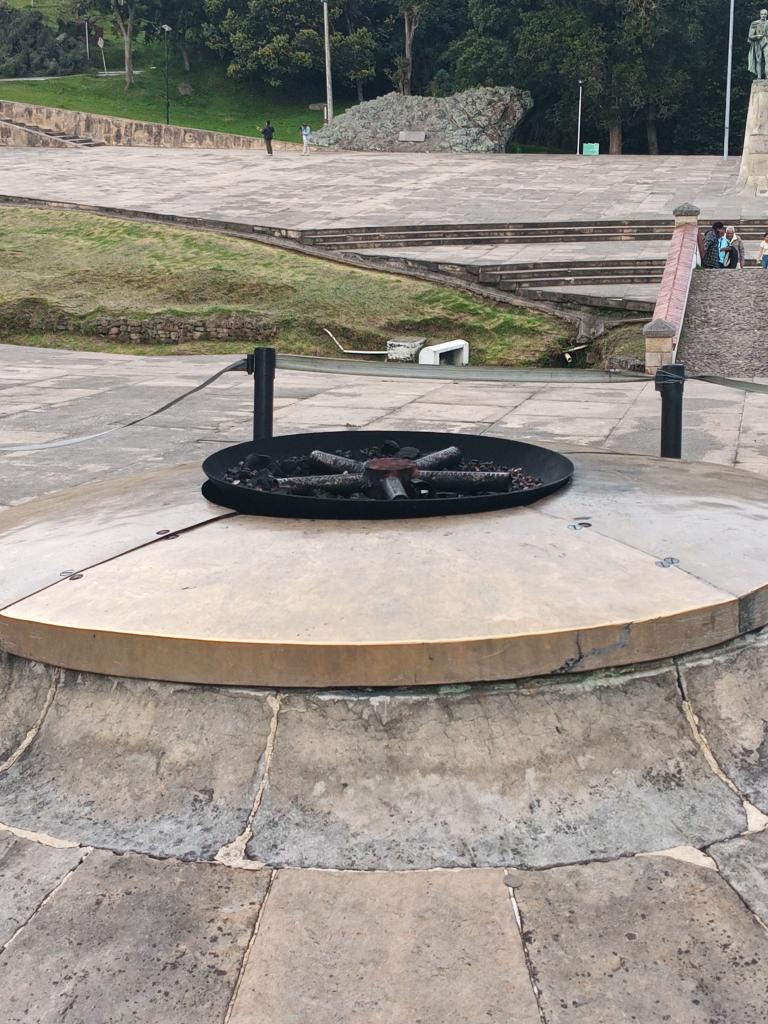 alfonsoaya's tweet photo. #colombia sería que al okupa de la casa de Nariño se le  olvido que la llama de la libertad es eterna? Puente de Boyacá sin la luz de la independencia y la oscuridad del progresismo. Colombia en el olvido por culpa de Petro y sus secuaces https://t.co/8jeZA3v4Tn