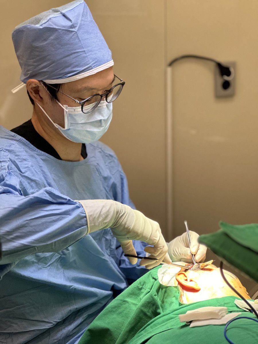 lionahn2's tweet photo. 内視鏡ミッドフェイスリフトでは、頬骨靭帯、眼窩靭帯、前交筋靭帯、大小頬骨筋、眶前腔などを内視鏡で剥離して初めて中顔面が挙上されます。  この手術を上手く行うには、フェイスリフトの豊富な経験が必須です。固定位置の選定にも多くの考慮が必要です。  内視鏡額リフトの難易度が10点満点中6点なら、この手術は10点です。十分な経験が必要な理由がここにあります。
#ミッドフェイスリフト #内視鏡手術 #美容外科医 #フェイスリフト