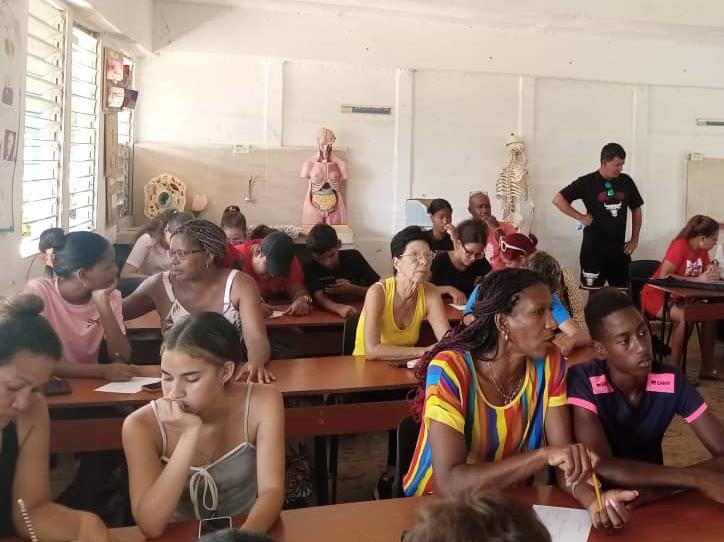 AlonsoDail58097's tweet photo. Como parte del proceso de continuidad de estudios los estudiantes de la secundaria básica Manuel Ascunce Domenech , junto a la familia,realizan el llenado de boletas.exitos #CubaEstáFirme  #Educación #secundaribasicaijv. https://t.co/sQvHN2eeYB