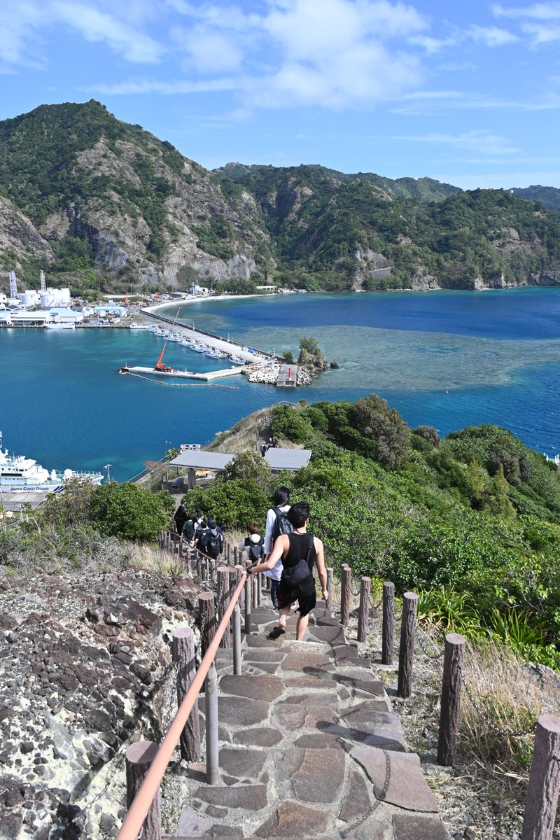 shizen_teika's tweet photo. 小笠原実習を実施しました！【其の一】
海洋島における大型哺乳類の生態と環境保全について学びます😊
東京竹芝からおがさわら丸に乗って24時間、小笠原諸島父島に到着です📸
展望台からクジラを観察し、浜辺ではビーチクリーニングを行いました🐳
【其の二】に続く(SIMあらためﾓﾘﾅｶﾞ) https://t.co/OpYrKdPMHc