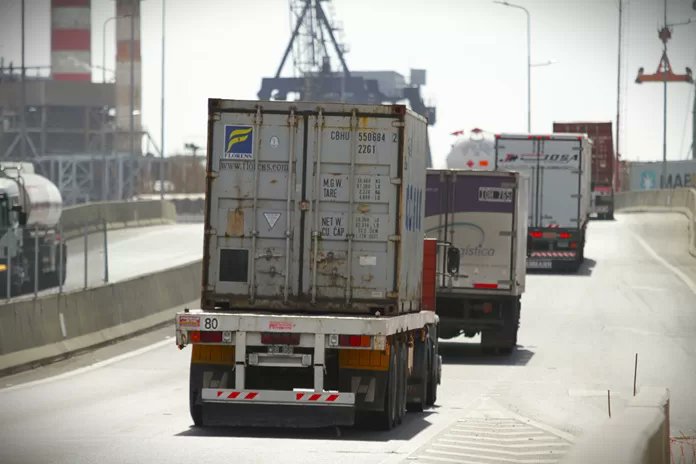 Planetacamion's tweet photo. LA OTRA RENOVACIÓN SILENCIOSA: EL RECAMBIO DE ACOPLADOS Y SEMIRREMOLQUES YA EMPEZÓ
https://t.co/luH4C9qEku
#Semirremolques #Acoplados #Bitrenes #TransporteDeCargas #Logística #VacaMuerta #Minería #Eficiencia #SeguridadVial #PlanetaCamión https://t.co/uHW13tccY8