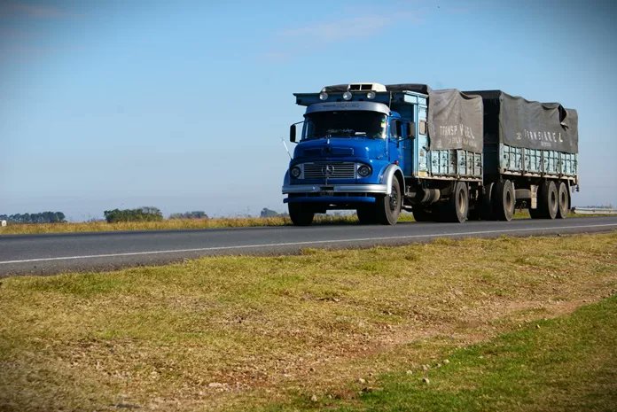 Planetacamion's tweet photo. LA OTRA RENOVACIÓN SILENCIOSA: EL RECAMBIO DE ACOPLADOS Y SEMIRREMOLQUES YA EMPEZÓ
https://t.co/luH4C9qEku
#Semirremolques #Acoplados #Bitrenes #TransporteDeCargas #Logística #VacaMuerta #Minería #Eficiencia #SeguridadVial #PlanetaCamión https://t.co/uHW13tccY8