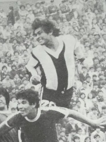 PucpGrone's tweet photo. 🏆 Bicampeón Nacional 1977 - 1978
🏆 Campeón Copa America 1975
⭐️ Mejor futbolista peruano 1974
⭐️ Ídolo del FC Barcelona
⭐️ Canterano aliancista
⚽️ 25 goles con la camiseta de Alianza 

Feliz cumpleaños, Hugo "El Cholo" Sotil 🕊️. https://t.co/LIhLlINBPM