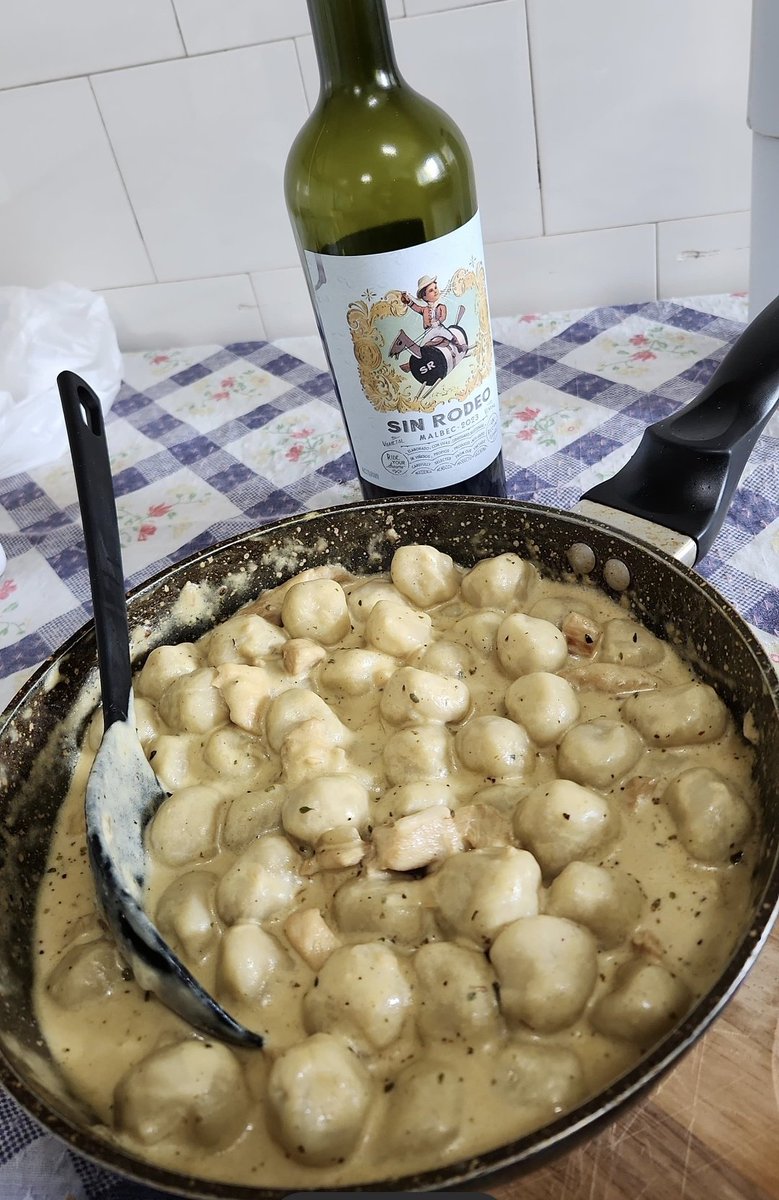 ireneperdida's tweet photo. #DragBoxNaCozinha nhoque de batata feito do zero com molho de queijo brie... para massas sou bem mama também https://t.co/fxPkwy300I