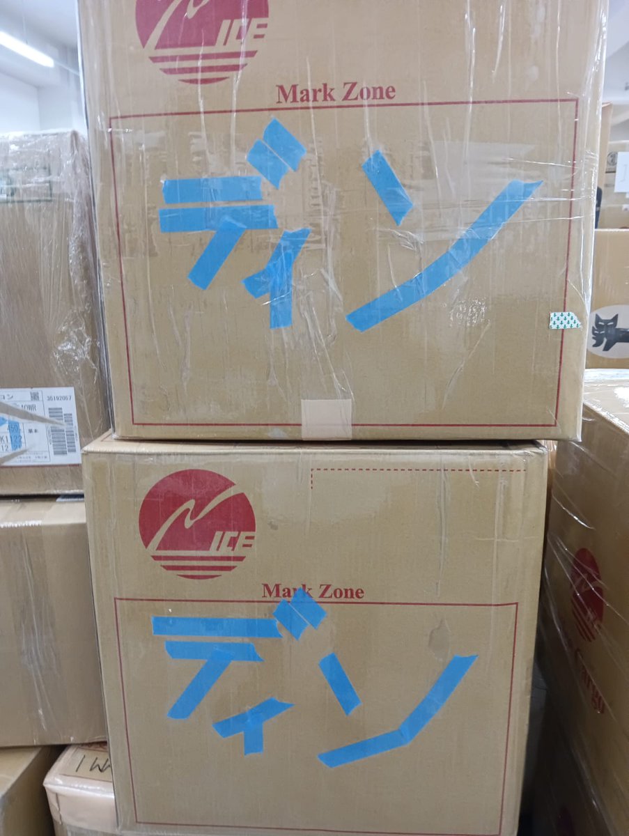 NiceExpressJP's tweet photo. 本日の #NiceBox ピックアップ 📦✨ 「Mark Zone」に青いテープで大きく形作られた「ディン」の文字！ イラストやステッカーだけでなく、身近なテープを使ったこんなダイナミックなアイディアも大歓迎です。一目でわかる自分だけの目印ですね。
Today's featured #NiceBox! 🎨 The name "Din" is boldly created using blue tape in the "Mark Zone"! You don't just have to use drawings or stickers—simple tape can make a powerful, easy-to-spot design. What a great idea!
Karya #NiceBox hari ini! 🌟 Nama "Din" dibuat dengan unik menggunakan lakban biru di "Mark Zone"! Tidak hanya dengan gambar atau stiker, ide kreatif dengan lakban seperti ini juga sangat keren dan mudah dikenali. Ide yang luar biasa!

#NiceIndonesiaCargo #Logistics #CreativeShipping #TapeArt #CustomBox #DIY #物流 #インドネシア #アイデア #海外発送