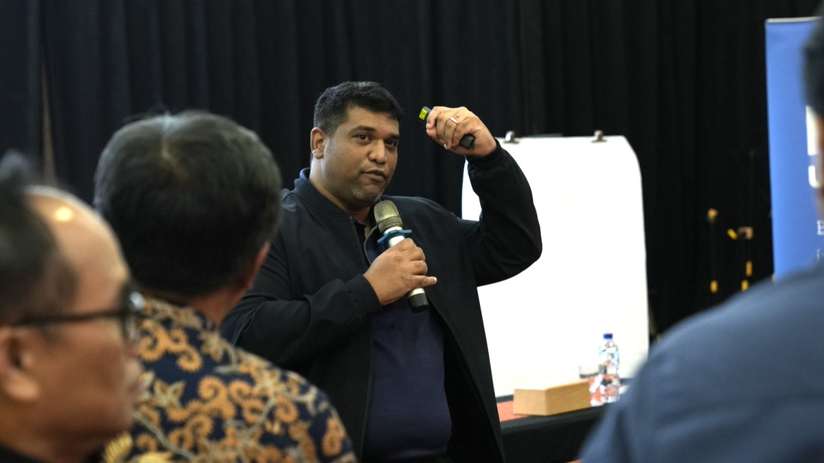CivictechL's tweet photo. Together with Singapore collaborators, the Civic Tech Lab contributed to UNESCO capacity-building sessions for Southeast Asian regulators &amp; civil society on civic tech, trusted digital environments, and evidence-based platform monitoring. #PlatformGovernance #CivicTech https://t.co/PDKsAX468U
