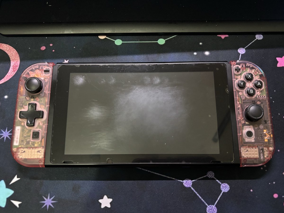 _nyanri's tweet photo. I think it may be time to change my screen protector. https://t.co/cqmgaxbT86