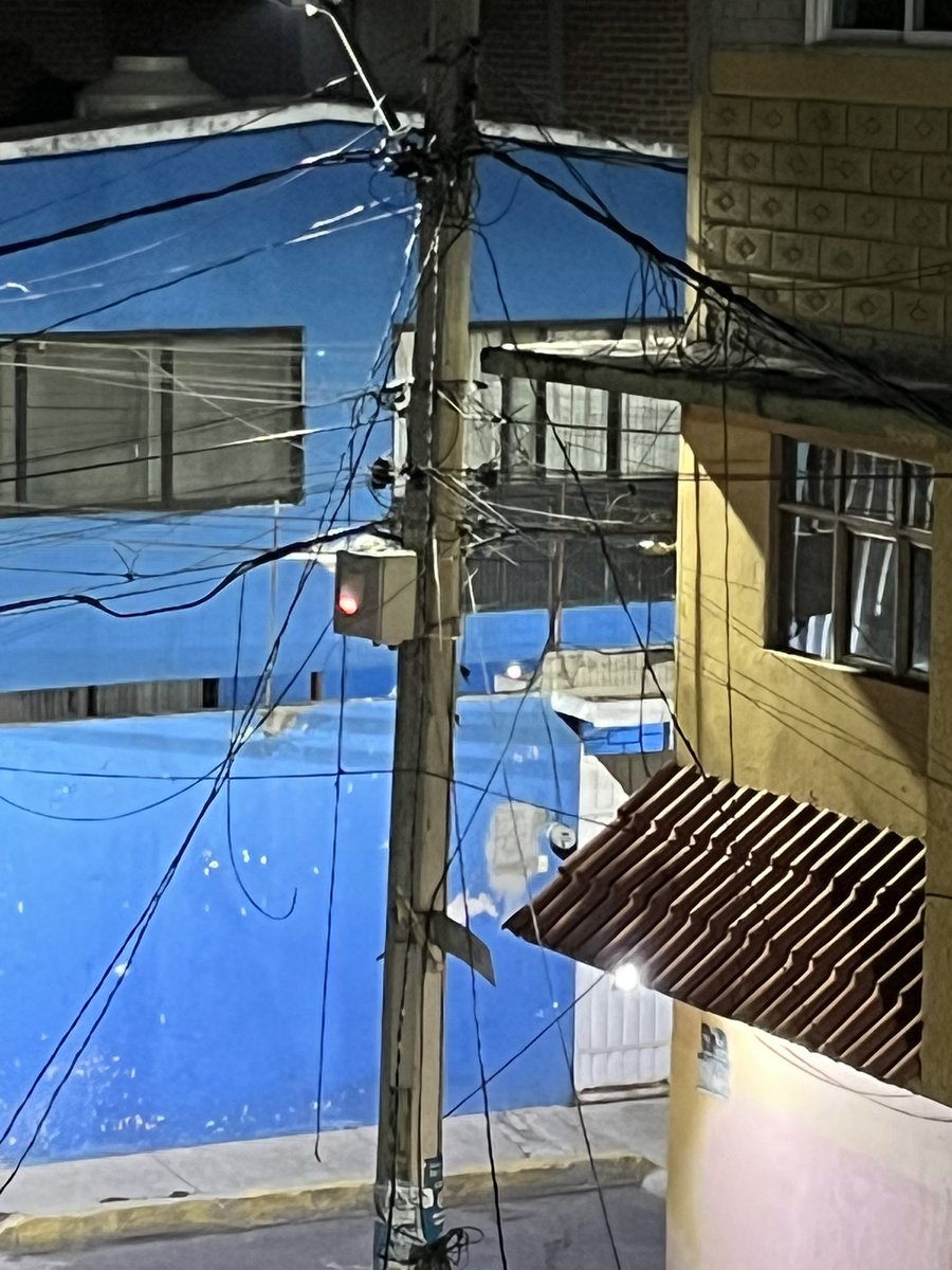 Toscoloco's tweet photo. @C5_CDMX Gracias.
Alguien nos podría dar tiempo de respuesta? 
Dicha alarma está afuera de la ventana y no deja dormir. https://t.co/UKDcVlcCb0