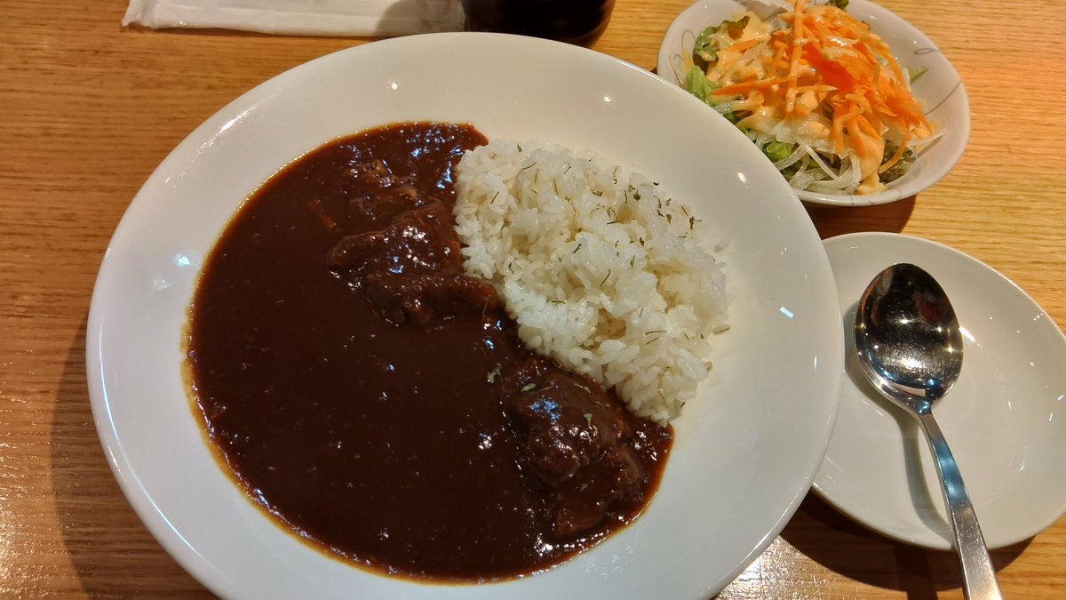 umiyakk's tweet photo. 食べログで評判の牛たん料理閣さんへ、めちゃ混み！カウンター席で両隣の人達の牛タンがやたら美味しく見えました😋
お目当てのカレーは？欧州カリー⁉️旨味もありさらりとしているが濃くのあるルー‼️野菜～🧅の使い方が素晴らしい❗ https://t.co/IkEQlynC3M