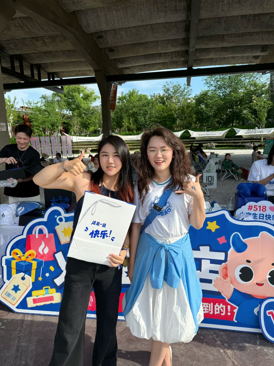 Pinot1113's tweet photo. #HTX火宝生日会 #火宝生日会 @HTX_huobao

游园会的形式太有趣啦~
  
感谢滚滚 @Lumibb_  的邀请，yiyi的 @Ceee333_  热情招待，玩得很开心

第一次见到六爷 @HTX_Molly  本人，难以置信能力这么强的人竟如此温柔且有亲和力  

又见到我希予宝贝 @HeeYeoSoHOT  咯，被爱情滋养得老好了，见一次美一次。

呱哥 @WallStreet_WSC  牛叔 @WWTLitee  都蛮会pua的，本来9点就要走硬是被劝到11.30，不愧是过气顶流Kol😊

我的吉祥物饱饱 @smqclaske  带我在刮刮乐这个游戏中直接做空项目方，本金3金币，刮奖刮了40个金币，（工作人员一度表示“我要验牌”

最后感谢最强项目方卧底给我内幕周边——杭州拥有最多htx周边的男人无聊先生@wuliao_btc 

我是第一批火币的老用户，经历清退，也经历了回归。HTX一直在，也祝福越来越好。

千帆过尽，keep bulding