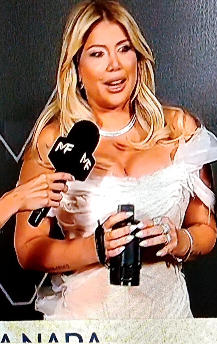 AlanaD_24's tweet photo. Y la chanchona del año es....
Wanda Nara 🐽
#MartinFierro #Petefe https://t.co/kM30QxlMoe