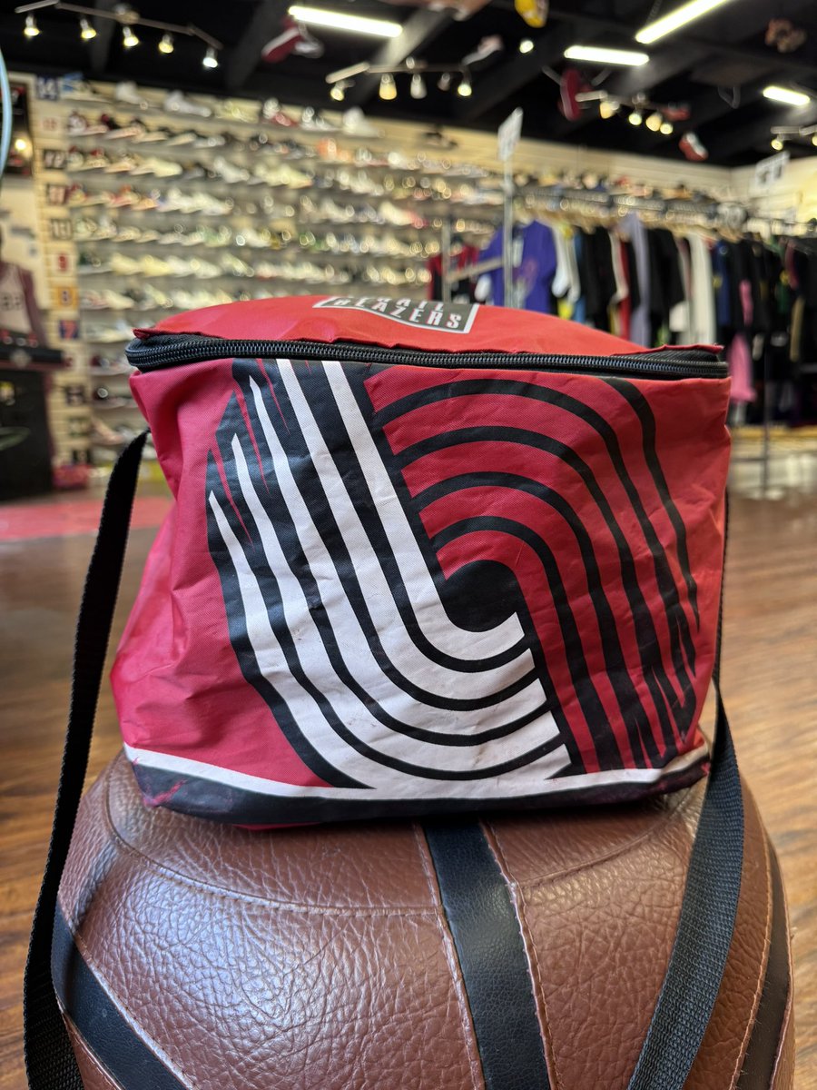 BallWasLifeVol2's tweet photo. 2005 Insulated Lunch Box $15 #ripcity https://t.co/FbKj8abgPW