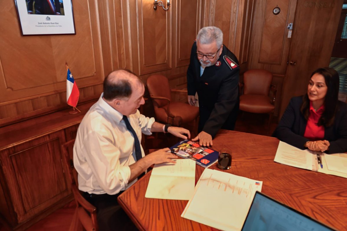 MinistroPoduje's tweet photo. Nos reunimos con la diputada Francesca Muñoz, el consejero regional Pedro Seguel, representantes del Ejército de Salvación, dirigentes de iglesias evangélicas de Penco-Lirquén y vecinos de la Región del Biobío para abordar necesidades de reconstrucción, vivienda y recuperación comunitaria tras los incendios que afectaron a familias y espacios de encuentro de la zona.

Además, revisamos la situación del proyecto Pedro Luna de Concepción, que afecta a 240 familias por problemas sanitarios y de postventa, comprometiendo una visita en terreno junto a SERVIU y los equipos técnicos para coordinar medidas y dar seguimiento al caso.