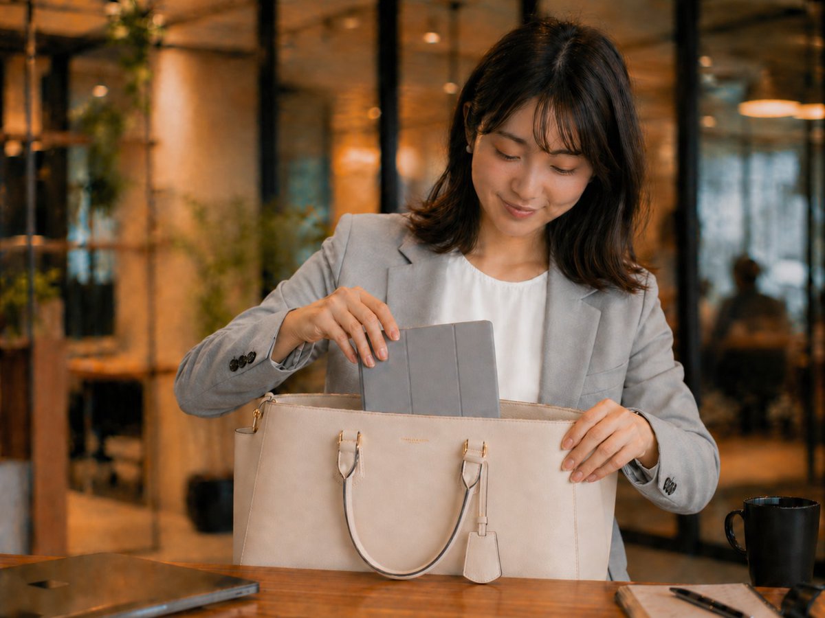 MIRAIBAR_PM's tweet photo. PC作業、外でも快適にしたい！
でも、荷物は増やしたくない😥

そんな時は...！！
驚くほど薄く、スマートに持ち運べる
 #ポータブルモニター

バッグに入れて、どこでも快適な作業環境を👩‍💻
＃Amazon にて好評発売中✨

▼詳細はこちら
https://t.co/QUsyhkDAh5

＃MIRAIBAR
＃出張 https://t.co/A9AzYC8PaB