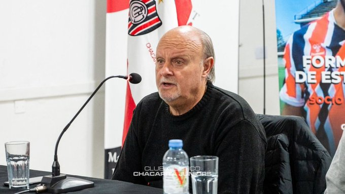 ColoAlvarez_'s tweet photo. Néstor Di Pierro en Mano a Mano Chacarita: "Vos podes estar enojado por el presente, pero pagar una cuota de $24.000 no te da derecho a meterte con la familia del otro. Se puede opinar y expresarse, pero con respeto". https://t.co/GRfBVNaFY6