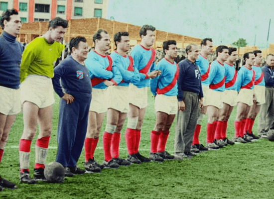 vamo_el_arse's tweet photo. Formación de Arsenal en el partido debut en AFA, en 1961 ante Piraña, en la vieja cancha del Ateneo. De fondo el policlínico. https://t.co/xXj6YpJgKx