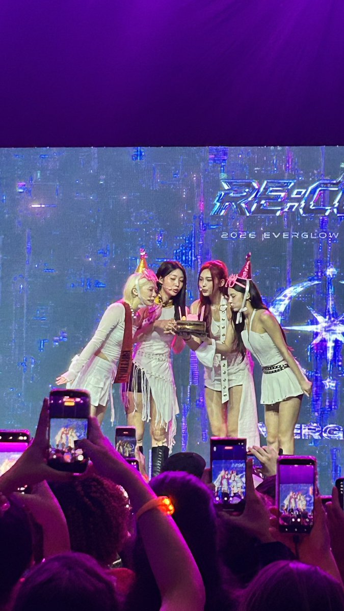emi viu o everglow tweet media