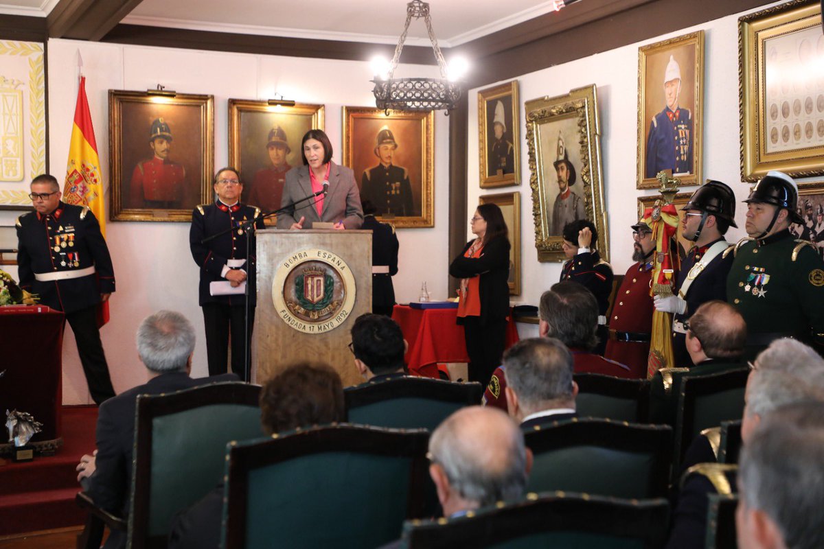 Bomba_Decima's tweet photo. El día de nuestro aniversario N°134 recibimos con gran orgullo a la Embajadora de España en Chile, Sra. Laura Oroz Ulibarri, como Miembro Honorífico de la 10ª Bomba España, del CBS

Un vínculo que une a dos instituciones que llevan España en el corazón.

¡Bienvenida a nuestra familia, Embajadora!

🔴🟡🔴