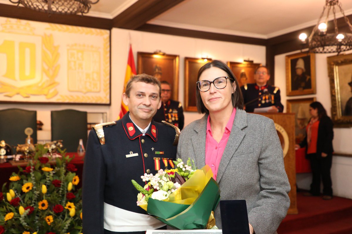 Bomba_Decima's tweet photo. El día de nuestro aniversario N°134 recibimos con gran orgullo a la Embajadora de España en Chile, Sra. Laura Oroz Ulibarri, como Miembro Honorífico de la 10ª Bomba España, del CBS

Un vínculo que une a dos instituciones que llevan España en el corazón.

¡Bienvenida a nuestra familia, Embajadora!

🔴🟡🔴