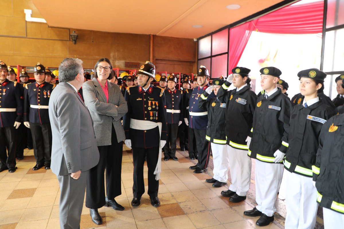 Bomba_Decima's tweet photo. El día de nuestro aniversario N°134 recibimos con gran orgullo a la Embajadora de España en Chile, Sra. Laura Oroz Ulibarri, como Miembro Honorífico de la 10ª Bomba España, del CBS

Un vínculo que une a dos instituciones que llevan España en el corazón.

¡Bienvenida a nuestra familia, Embajadora!

🔴🟡🔴