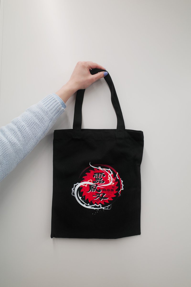 rai_fu_jin's tweet photo. 【🔥靁凮刄オリジナルトートバッグ販売中🔥】

大人気の忍者パフォーマンス集団「靁凮刄」のロゴがガツンとプリントされた、特製トートバッグが好評販売中！🥷✨

黒地に赤のロゴが映える、インパクト抜群のデザイン！
A4サイズもしっかり入る使いやすいサイズ感で、日常使いにもイベント参戦用にもぴったりです👍

（お気に入りの缶バッジをつけてカスタムするのもおすすめですよ〜！🤫）

ぜひゲットして、靁凮刄を応援してくださいね⚔️

#靁凮刄 #ライフウジン #忍者 #ninja #トートバッグ #オリジナルグッズ #忍野しのびの里