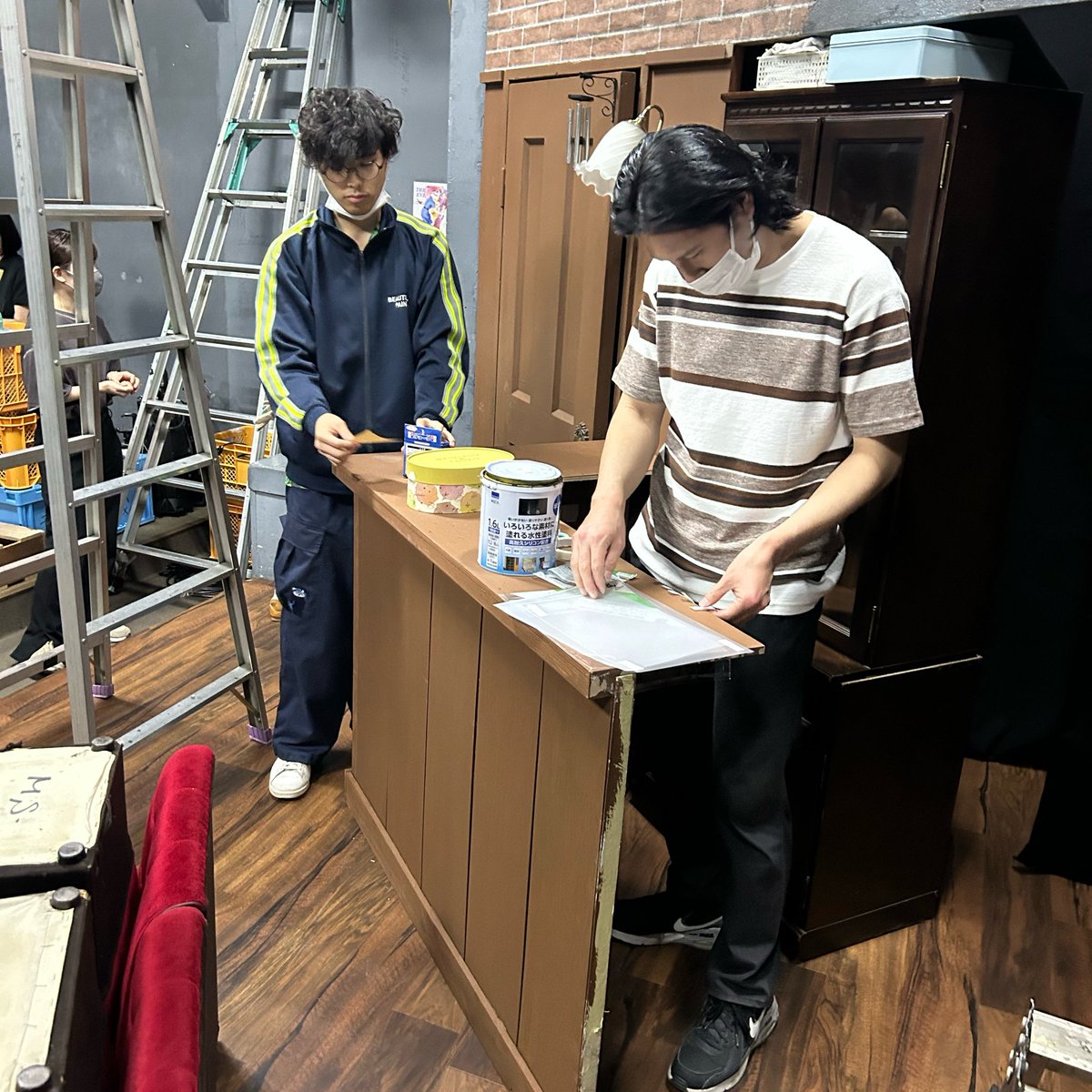 theQPmagic's tweet photo. 仕込み作業が終わり、今日は本番さながらのゲネです！

今回もまた向井登子さんの舞台装置がとってもオシャレ🍷✨️
出演者一同、皆様に楽しんで頂けるよう細部までこだわり心を込めて仕上げました！
開演までのお時間はぜひ舞台装置もご覧ください😊

 #座キューピー
 #最後のブラッディマリー https://t.co/N36u6r7bav