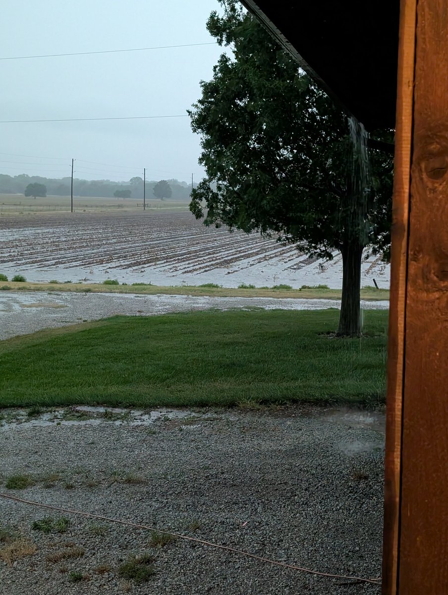 TerrillR83's tweet photo. Incredible rain so far. I feel bad for anybody that didn't get it. @kswx https://t.co/R3oTCNatM6
